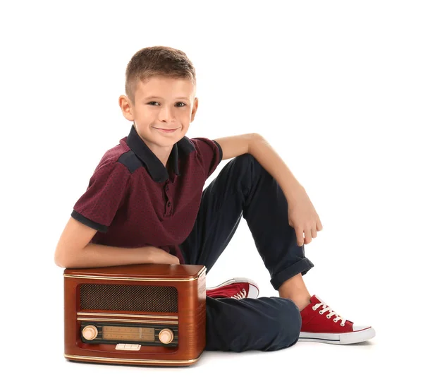 Schattig jongetje met vintage radio op witte achtergrond — Stockfoto