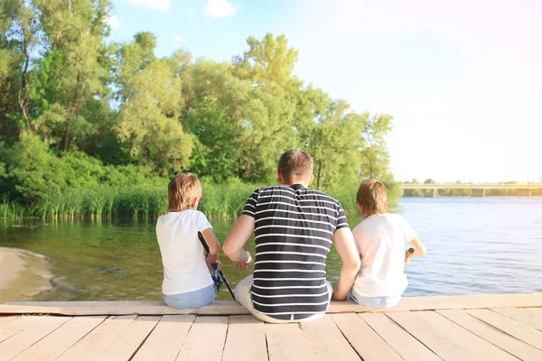 Baba ile oğlu iskelesinden nehrinde Balık tutma