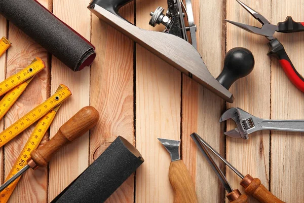 Set van verschillende gereedschappen op houten ondergrond — Stockfoto