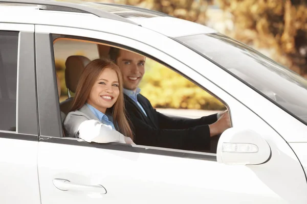 Vackra unga par i bil — Stockfoto