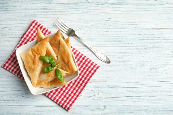 Cuenco con deliciosas samosas en la mesa — Foto de Stock