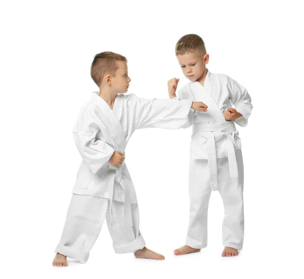 Küçük çocuk karate beyaz arka plan üzerinde pratik — Stok fotoğraf