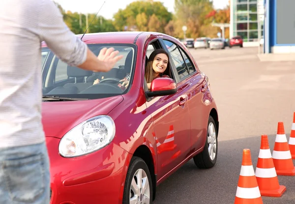 運転免許試験に合格した若い女性 — ストック写真