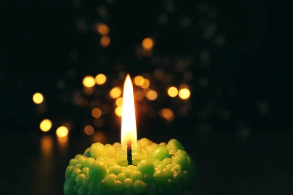 美丽的气泡蜡烛燃烧在喜庆的灯光背景, 特写 — 图库照片