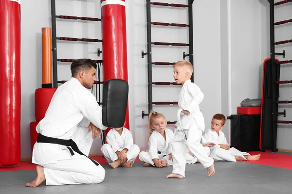 Erkek karate öğretmen Dojo'da küçük çocuk eğitimi — Stok fotoğraf