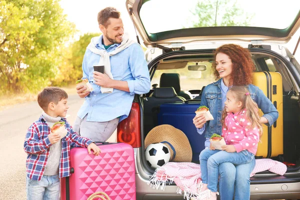 Jeune famille avec enfants près de la voiture, à l'extérieur — Photo