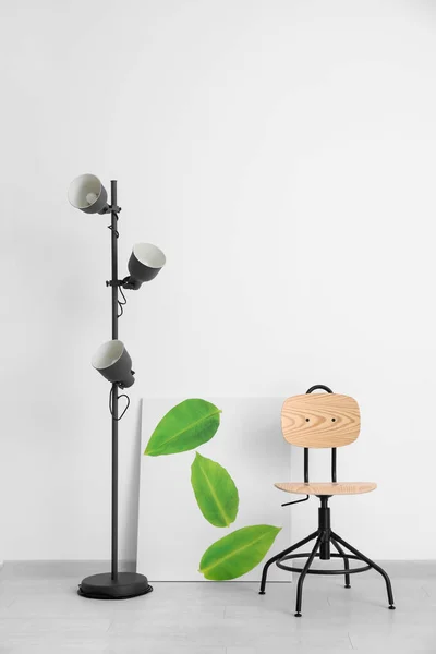 Stílusos fotel és könnyű fal közelében lámpa — Stock Fotó