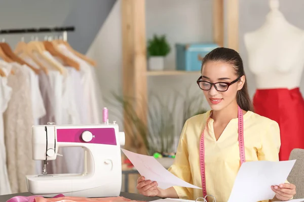 Schöne junge Näherin in der Werkstatt — Stockfoto