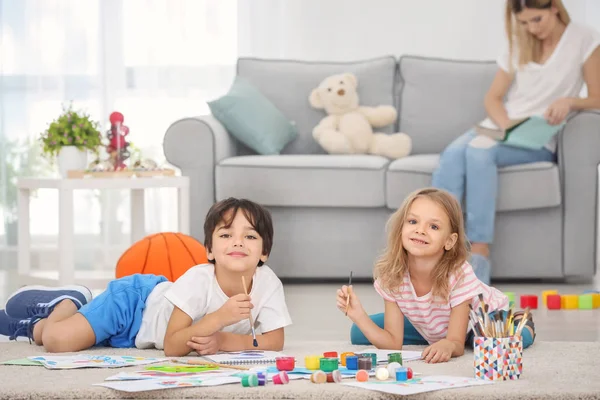 Niños pintando en casa — Foto de Stock