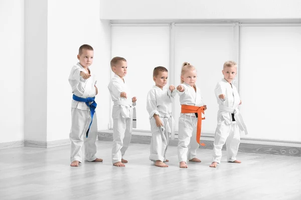 Niños practicando karate en dojo — Foto de Stock