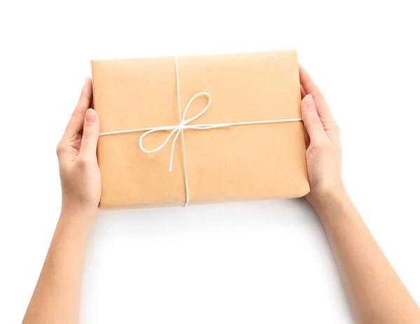 Nő a küldemény ajándék doboz fehér háttér — Stock Fotó