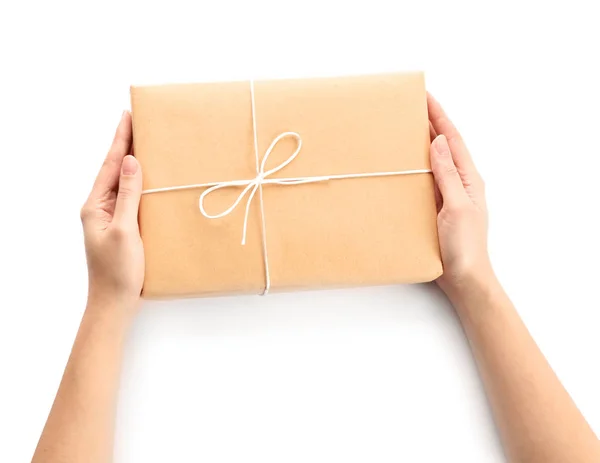 Mujer con caja de regalo de paquete sobre fondo blanco —  Fotos de Stock