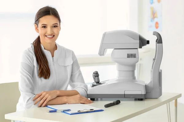 Junge Augenärztin in moderner Klinik — Stockfoto