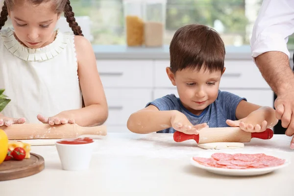 Bambini carini in cucina durante i corsi di cucina — Foto Stock