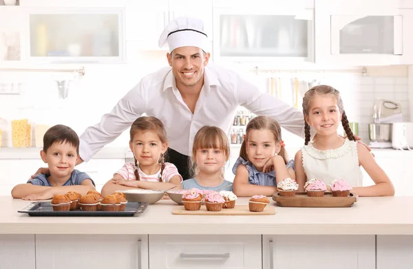Grupa dzieci i nauczyciel w kuchni podczas gotowania — Zdjęcie stockowe