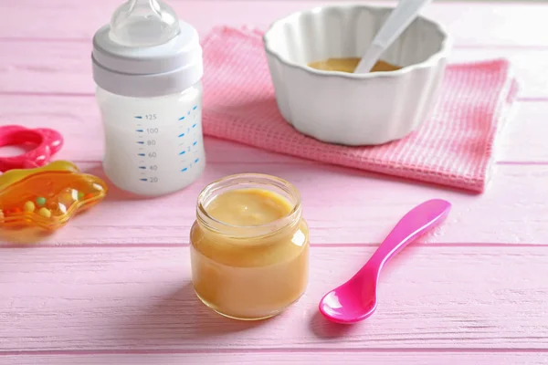 Composición con frasco de comida saludable para bebés en mesa de madera — Foto de Stock