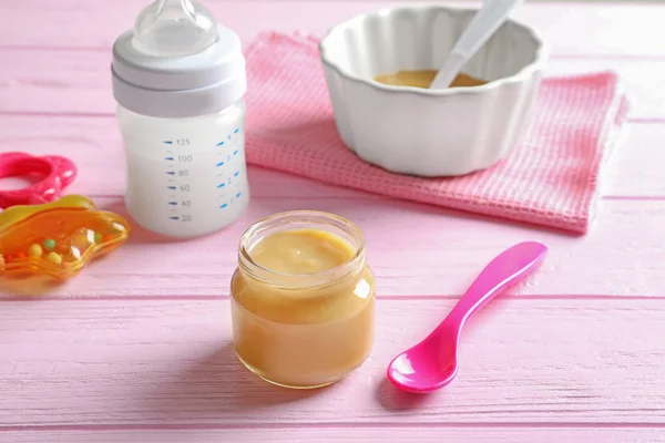 Composition with jar of healthy baby food on wooden table — Stock Photo, Image