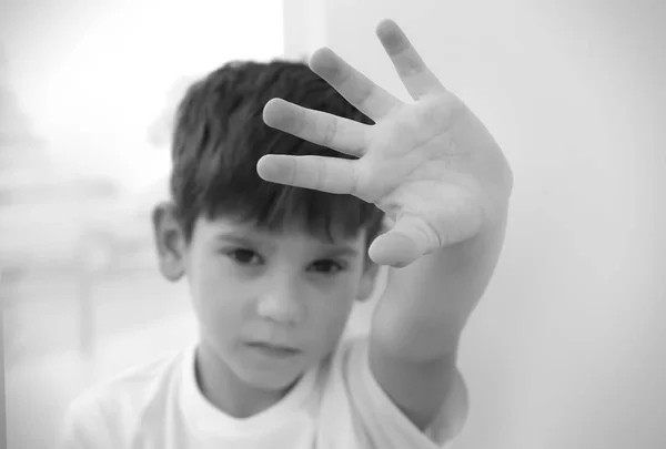 Hulpeloos jongetje thuis. Misbruik van kinderen concept — Stockfoto