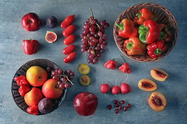 Många olika frukter och grönsaker på grå bakgrund — Stockfoto