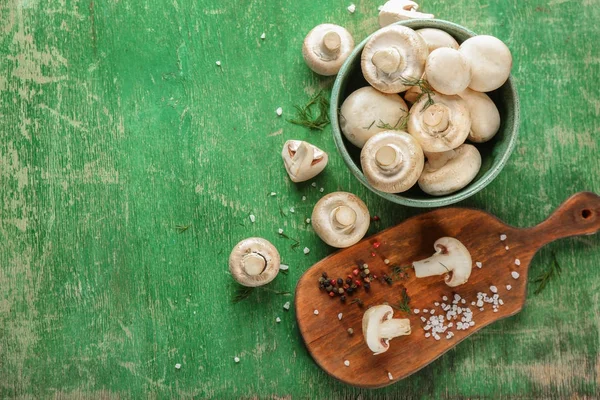 Cogumelos de champignon frescos na mesa — Fotografia de Stock