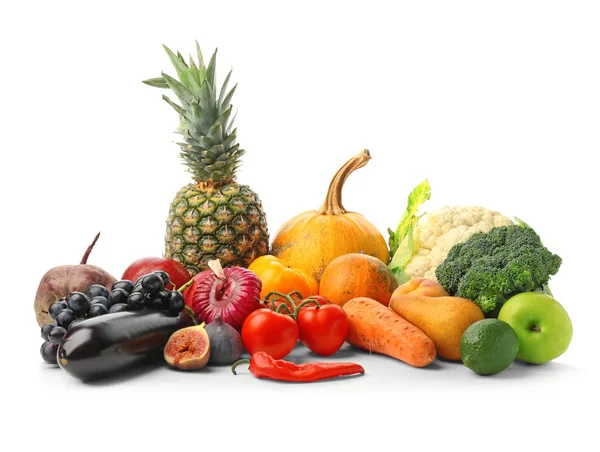 Gruppe von frischem Gemüse und Obst auf weißem Hintergrund — Stockfoto
