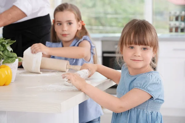 Crianças bonitas na cozinha durante as aulas de culinária — Fotografia de Stock
