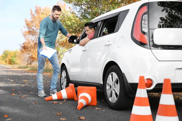 Ung man passerar drivande licens exam — Stockfoto