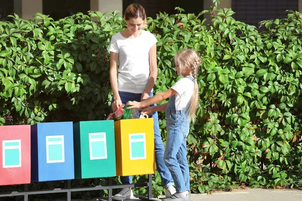 ᐈ Personas botando basura imágenes de stock, dibujos niños botando
