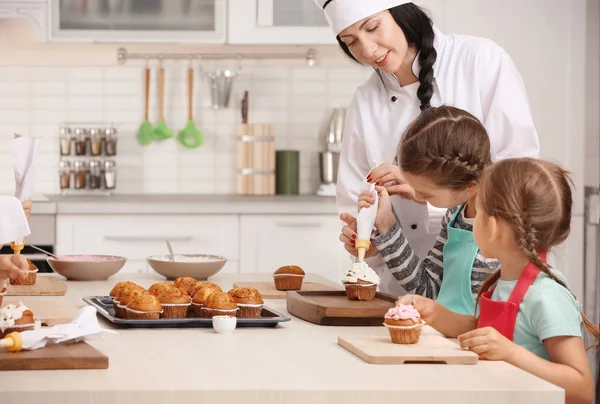 Children and teacher in kitchen during cooking classes — Stock Image Children and teacher in kitchen during cooking classes Stock Picture
