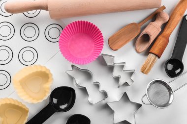 Beyaz arka plan üzerinde hamur işleri yemek pişirmek için mutfak eşyaları kümesi