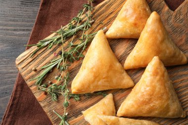 Ahşap tahta masada lezzetli samosas ile