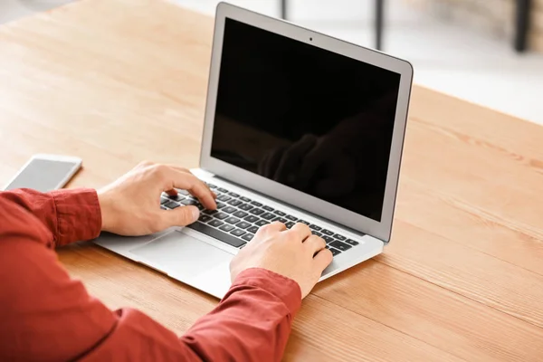 Homme utilisant un ordinateur portable dans le bureau — Photo