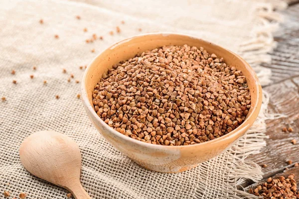 Bowl with raw buckwheat on table — Stock Photo, Image