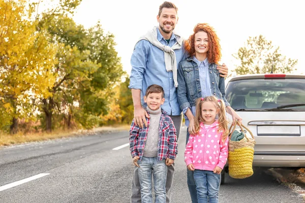 Mladá rodina s dětmi v autě, venku — Stock fotografie