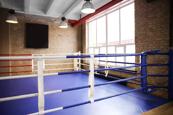Pohled na prázdné boxerský ring v tělocvičně — Stock fotografie