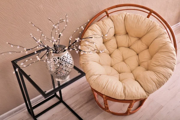 Comfortabele fauteuil en tafel in de buurt van kleur muur — Stockfoto