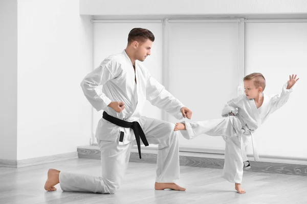 Karate Dojo'da pratik eğitmen ile küçük çocuk — Stok fotoğraf