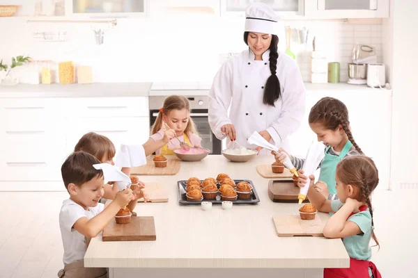 Grupo de crianças e professor na cozinha durante as aulas de culinária — Fotografia de Stock