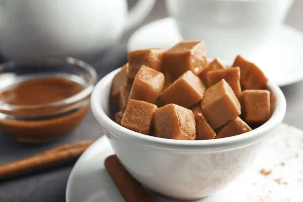 Schüssel mit süßen Karamellbonbons, Nahaufnahme — Stockfoto