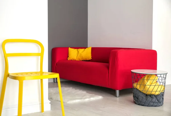 Soggiorno interno con comodo divano rosso — Foto Stock
