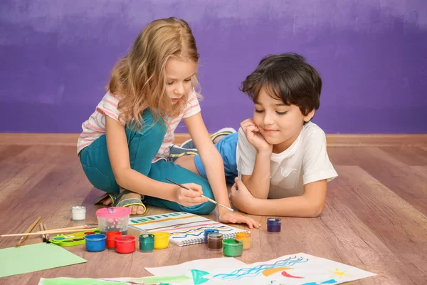 Petits enfants mignons peignant à la maison — Photo