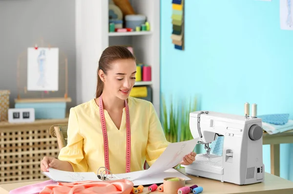 Schöne junge Näherin in der Werkstatt — Stockfoto