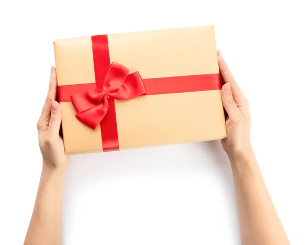 Donna con pacco regalo scatola su sfondo bianco — Foto Stock