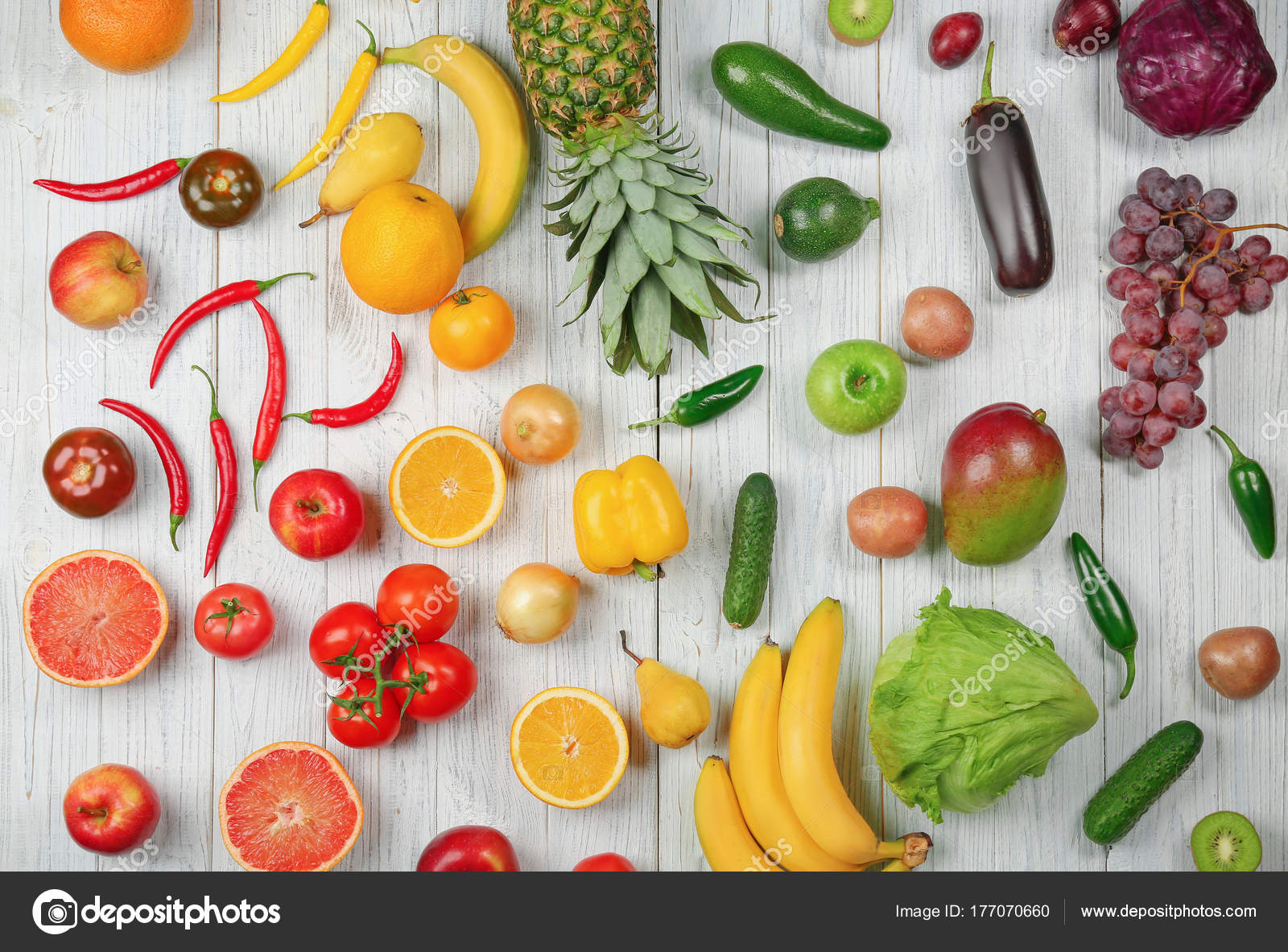 Fruits et légumes sur table en bois — Photographie ... Fruits et légumes sur table en bois — Photographie ...
