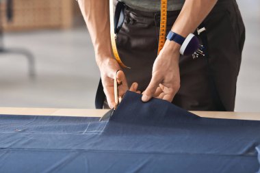 Atelier Tekstilde çalışan genç terzi