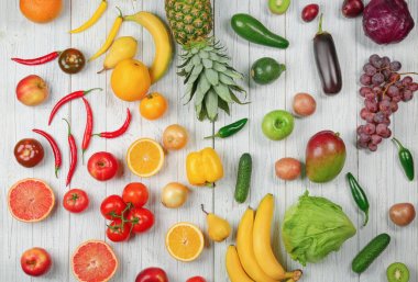 Meyve ve sebze yapılmış yaratıcı kompozisyon 