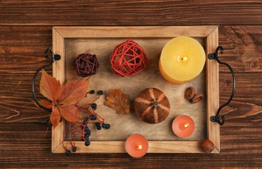 Ahşap arka plan üzerinde üstten görünüm mumlar yanan ile tepsi