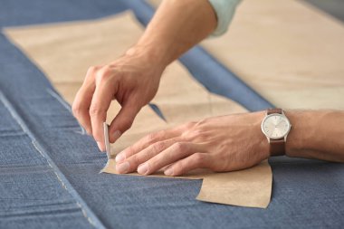 Genç terzi dikiş desen, closeup ile çalışma