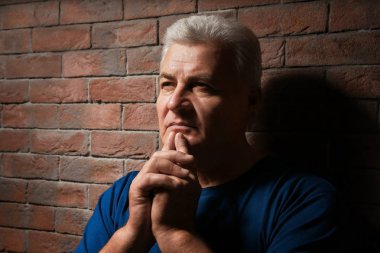 Üst düzey yakışıklı tuğla duvar arka plan üzerinde rahat kıyafetler içinde