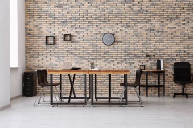 Modern ofis iç ahşap masa ve sandalyeler ile